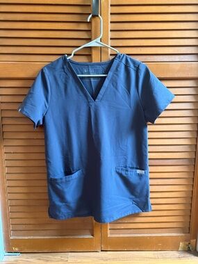 Figs dark grey V-Neck Casma Three-Pocket Scrub Top